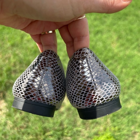 Vionic Silver Flats with Snakeskin Texture Sz-6. F - Picture 8 of 11